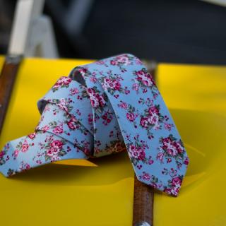 Pastelově modrá pánská kravata s květinovým vzorem