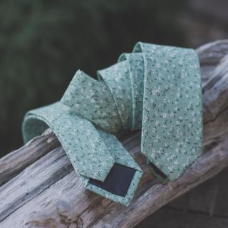 Pastelově tyrkysová kravata s květinovým vzorem