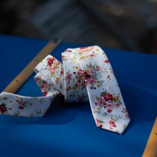 Perleťová pánská kravata s květinovým vzorem