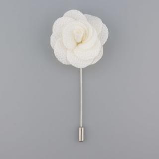 Perlově bílá květinová ozdoba do klopy