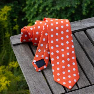 Pomerančově oranžová pánská kravata s puntíky