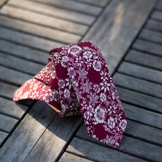 Rubínová pánská kravata s bílým květinovým vzorem
