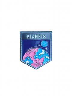 Růžovo modrý kreslený odznak PLANETS