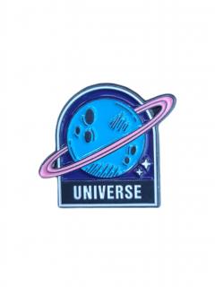 Růžovo modrý odznak UNIVERSE