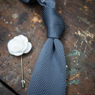 Šedá pletená pánská kravata