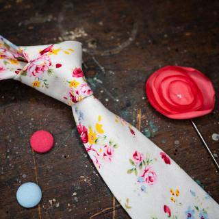 Starobílá pánská kravata s květinovým vzorem