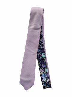 Světle fialová kravata s květinovým vzorem