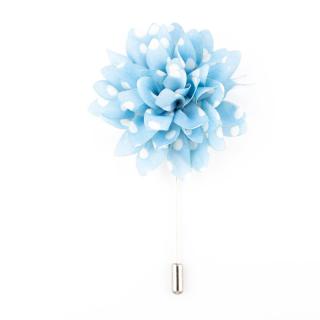 Světle modrá květinová ozdoba do klopy s bílými puntíky