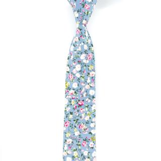 Světle modrá pánská kravata s květinovým vzorem