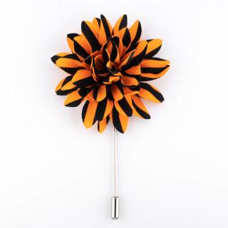 Světle oranžová květinová ozdoba do klopy s černými pruhy