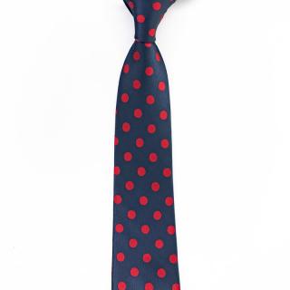 Temně modrá pánská kravata s červenými puntíky