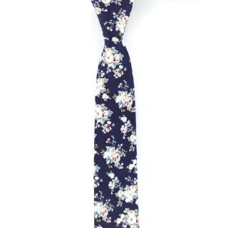 Temně modrá pánská kravata s květinami