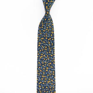 Temně modrá pánská kravata s oranžovým květinovým vzorem