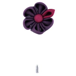 Tmavě fialová květinová ozdoba do klopy s vínovým lístkem