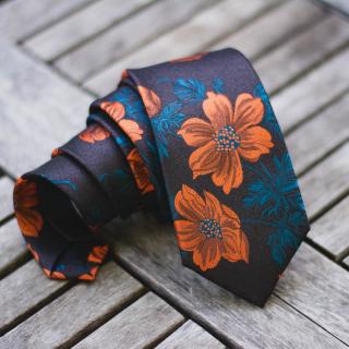 Tmavě hnědá pánská kravata s květinovým vzorem