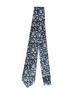 Tmavě modrá bavlněná kravata s bílým Paisley vzorem