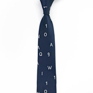 Tmavě modrá kravata s bílým vzorem a písmenky