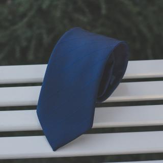 Tmavě modrá pánská kravata s proužky