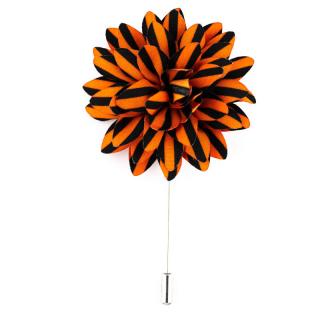 Tmavě oranžová květinová ozdoba do klopy s černými pruhy