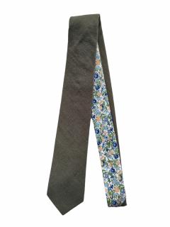 Tmavě zelená pánská kravata s květinovým podkladem