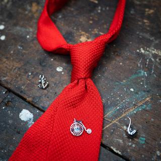 Zářivě červená pletená pánská kravata