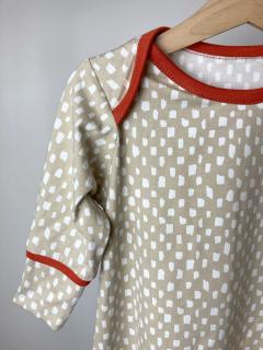 Novorozenecké košilky vzorovaná bavlna 2 velikosti Barva, vzor: Béžová s bílými tvary a cihlovým lemem, Materiál: Bavlna, Velikost: 6-12 m