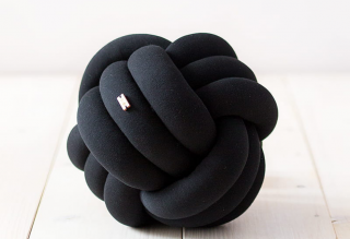 Polštářek uzel Ball, 32 cm Barva: černá
