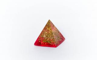 Orgonit pyramida červená 30x30mm