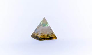 Orgonit pyramida růženín 40x40mm