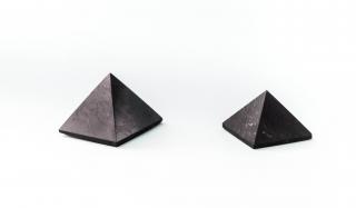 Šungit pyramida 60 x 60mm