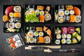 Čerstvé sushi - box mix (chlazené - nelze odeslat) Druh: mix s krevetou, vyzvednutí v čase 10-16h: DNES (dostupnost si ověřte na tel. 775211218!!!)
