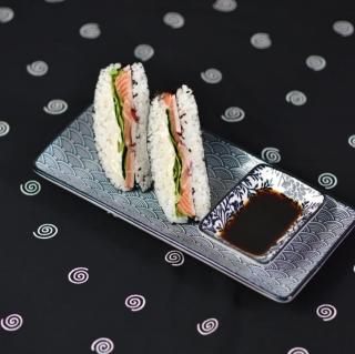 Onigirazu - sushi sendvič (chlazené, nelze odeslat) Druh: s rybou (dle týdenní nabídky), vyzvednutí v čase 10-16h: nejbližší pátek