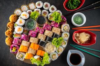 Tác sushi 60ks (chlazené, neposíláme) Den a čas vyzvednutí:: nejbližší pátek v čase 10:30-16h