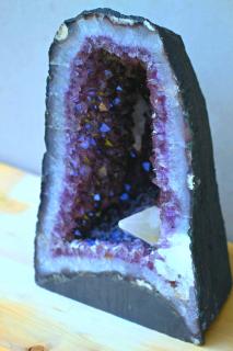 Ametyst - hluboká geoda se sytě fialovými krystaly, stříbřitou kalcitovou špicí, vrostlým podélným a dalšími drobnými kalcity. 28 kg !!!  AAA kvalita.…