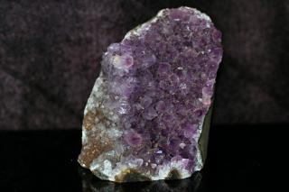 Ametyst s několika barevnými odstíny krystalů 374 g  Kvalitní ametystová drůza z Uruguaye s rovnou spodní plochou. 7,5 x 7,5 x 7 cm