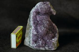Ametyst - top kvalita temně fialových třpytivých krystalů. 11 cm  Výběrová AAA drůza s rovnou základnou pro stabilitu na ploše. Uruguay. 582 g