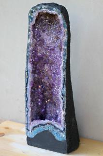 Ametyst - vysoká geoda (60 cm!) s nádhernou kresbou tvořenou jemnými třpytivými krystaly v různých barevných odstínech  AAA kvalita. Brazílie. 27,5 kg…