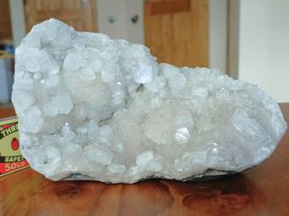 Apofylit 1,31 kg - třpytivé  Vesmírné krystaly  se záznamy. Energeticky čistý a posvátný zeolit z Indie  Dekorativní drúza kvalitního apofylitu |…