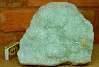 Apofylit zelený 3,06 kg - extra kvalitní velký zeolit s úchvatnými třpytivými krystaly a estetickým krystalem oranžového stilbitu  Posvátné…