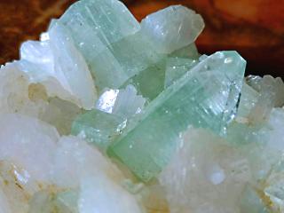 Apofylit zelený s panenským stilbitem 10,1 cm -  Vesmírné krystaly . Posvátný indický zeolit  Top čistota a kvalita krystalů bez horniny. 84 g. Indie