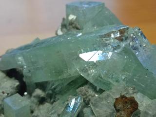 Apofylit zelený -  Vesmírné krystaly  331 g, s vějířkem panenského stilbitu. Posvátný indický zeolit  Top čistota a kvalita krystalů. 12,8 x 9,4 x 5,5…