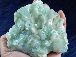 Apofylit zelený -  Vesmírné krystaly  411 g, s mašličkami panenského stilbitu. Posvátný indický zeolit  Top čistota a kvalita krystalů. 11,5 x 11 x…