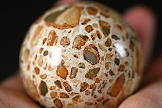 Aragonit mozaikový - koule 213 g | ø 5,5 cm, broušená. Dodávaná s podstavcem  Kamenná dekorativní koule |  Kámen stability, ukotvení a životního…