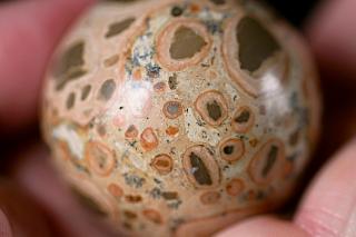 Aragonit mozaikový - koule broušená 130 g. Dodávaná s podstavcem  Kamenná dekorativní koule. Peru. ø 4,6 cm