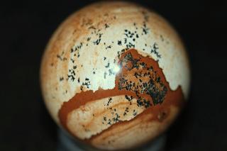 Aragonit mozaikový - koule broušená ø 4 cm. Dodávaná s podstavcem  Kamenná dekorativní koule. Peru. 85 g
