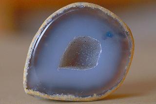 Chalcedon modrý 188 g - „Kámen komunikace, empatie a vzájemného porozumění   Extra kvalitní s hlubokou kresbou a třpytivými krystalky v dutině. 7,7 x…