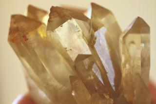 Citrín pravý - hustý trs vysokých přírodních krystalů 404 g   Kámen radosti, hojnosti, životní energie, optimizmu . Drúza. Madagaskar. 8,3 x 8 x 6,3…