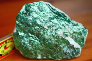 Fuchsit 1,27 kg -  Kámen skutečné lásky, požehnání a hojnosti“. Velký přírodní, dekorativní kámen  Přírodní, surový zelený muskovit. Brazílie. 14,3 x…