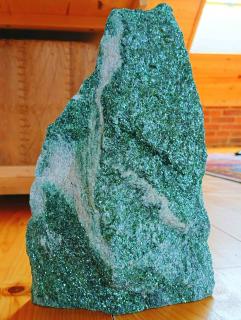 Fuchsit 5,35 kg / 26 cm - obří, třpytivý, ve smaragdovém zabarvení a velmi estetickém tvaru  Feng Šuej: Sebeláska, Hojnost, Životní síla | Rovná…