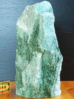 Fuchsit 5,55 kg / 28 cm - obří se smaragdově třpytivými krystaly, velmi estetický tvar  Feng Šuej: Sebeláska, Hojnost, Životní síla | Rovná základna…
